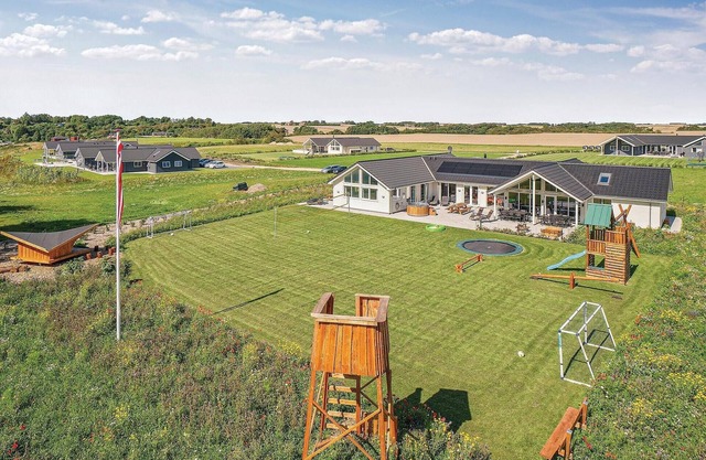 9 bedroom beautiful home in Spøttrup