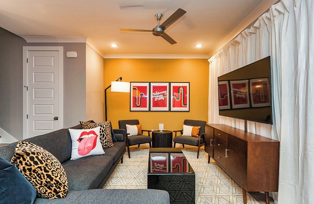 💃🌜9 Beds - Great Location- 🕺🥳 Home in East Nashville!