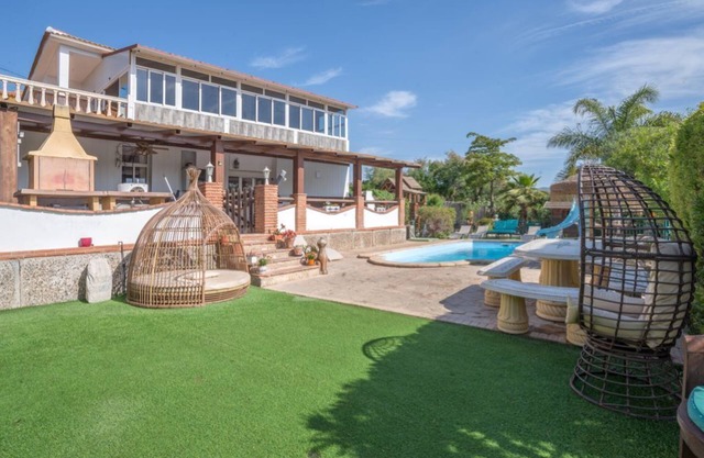 9 hole crazy golf course, 8 bedrooms, 6 bathroom, heated pool