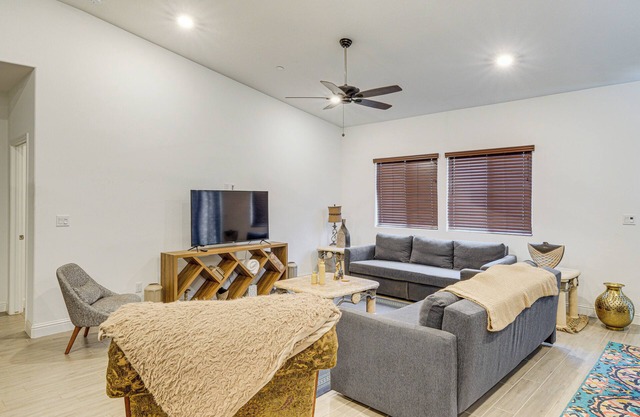 9 Mi to Dtwn Bakersfield: Pet-Friendly Home