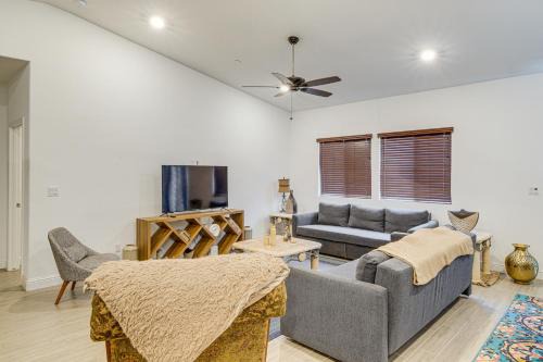 9 Mi to Dtwn Bakersfield Pet-Friendly Home