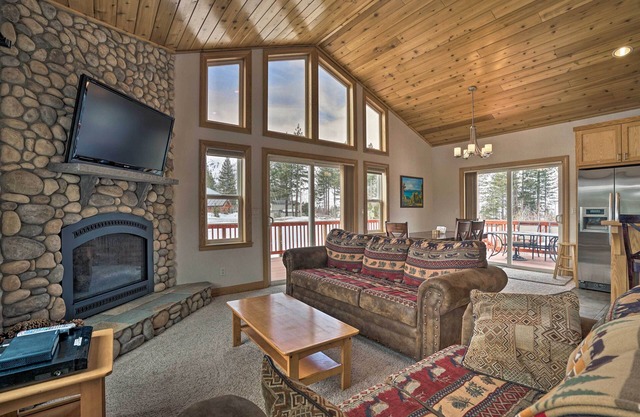 9 Mi to Heavenly Mountain: South Lake Tahoe Home!