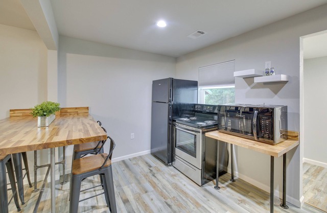 9 Mi to Lake Hamilton: Cabin w/Deck and Fire Pit!