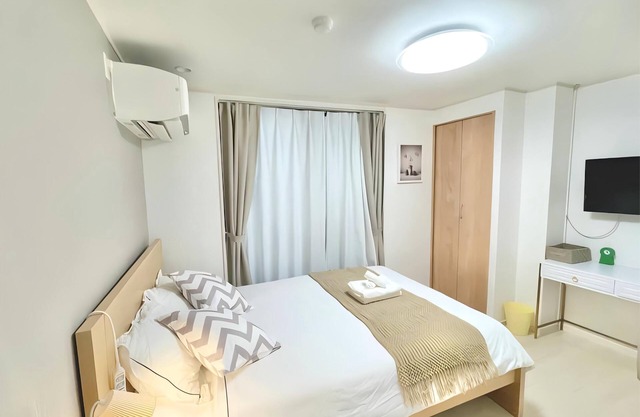 9 - min to Ikebukuro, 2 - min to Yomachi. Cost - eff, 4 - pax. Room 102.