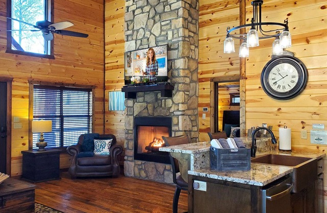 9 Pines🌲 - Romantic Couples Mountain Retreat w/Hot Tub & Outdoor Games 🔥 💕