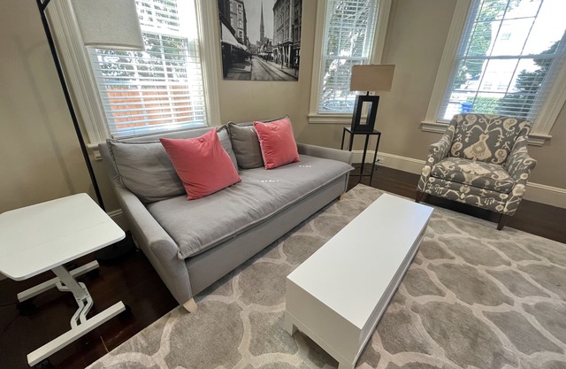 90+ Stay Modern Condo Near College/Hospital, W/D