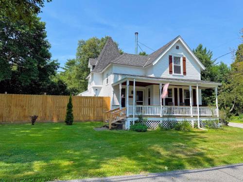 91M Renovated Bethlehem home with hot tub, firepit, large yard, walk to restaurants