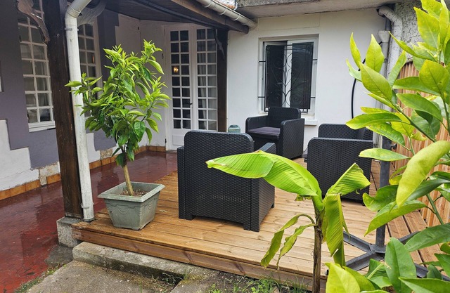 A 15 Minutes des Plages, Maison de Ville Avec Petit Jardin Pour 8 Personnes