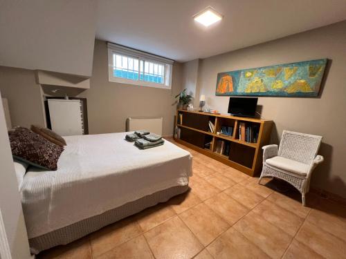 A 5 minutos de Ifema y 10 del aeropuerto, habitación y baño privado con entrada independiente