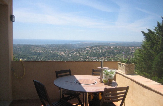 A balcony overlooking the Mediterranean: 20m2 terrace, private parking, bright.