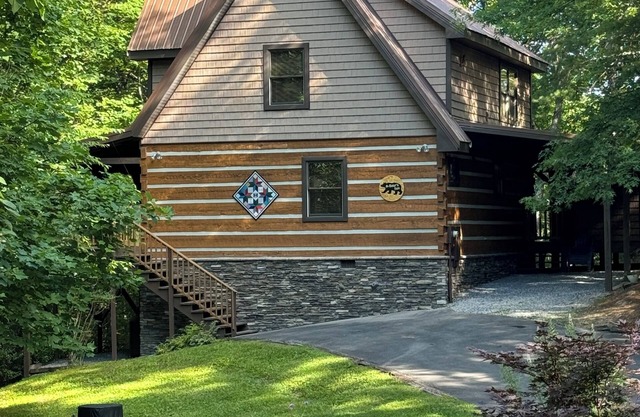 A~Bears Den- Pet Friendly, Hot Tub, 2 King Suites, Minutes to GSMNP!