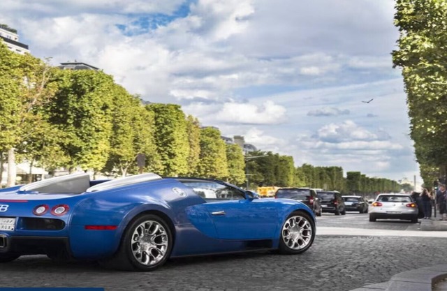 A BIT OF GLAMOUR AND MAGIC IN CHAMPS ELYSEES