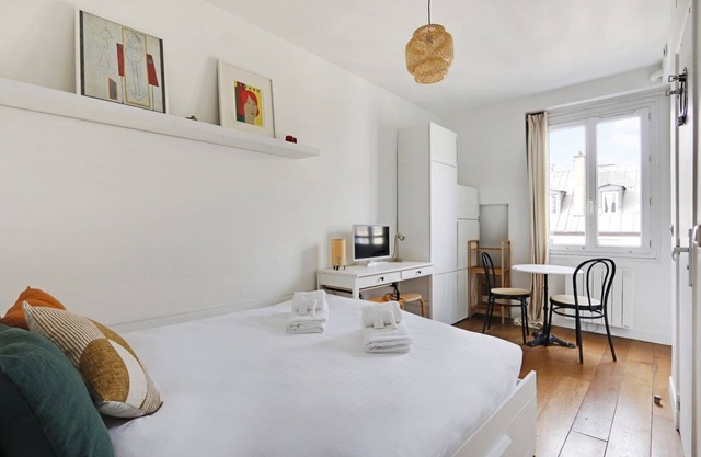 A Canal St Martin Lovely Room