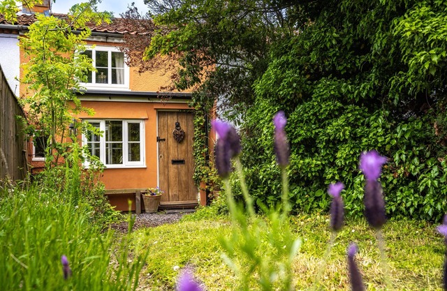 A characterful cottage located on the outskirts of the village Darsham and only a few doors down fro