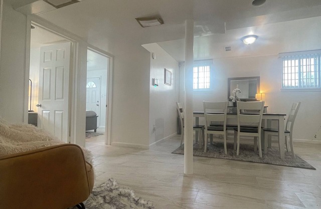A Charming Exotic House, Unite B, walking distance from anything you need