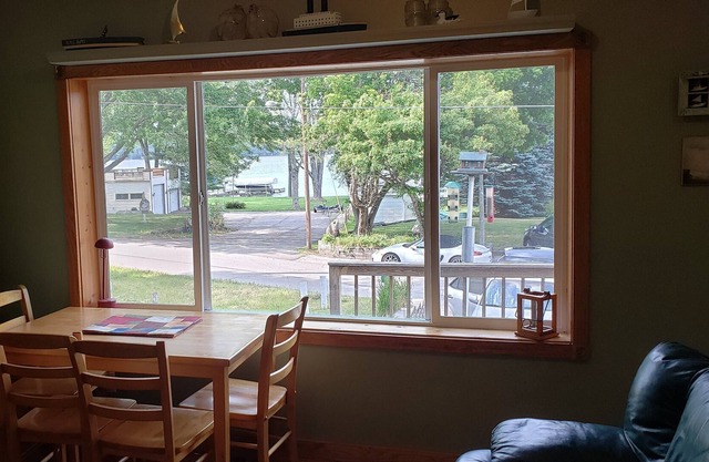 A charming family getaway with relaxing lake views!