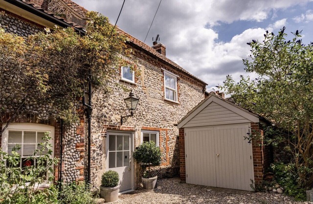 A coastal retreat walking distance from the Quay!