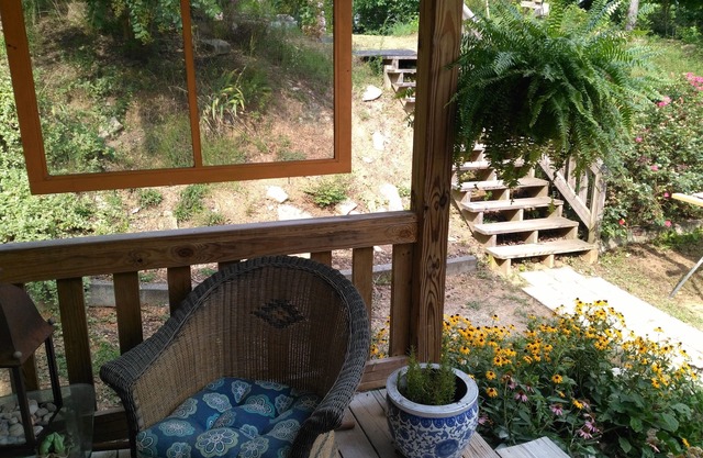 A cosy, quiet cabin with a hillop water view.