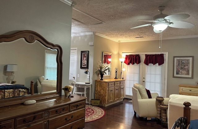A couples delight only minutes away from major attractions in Greenville.