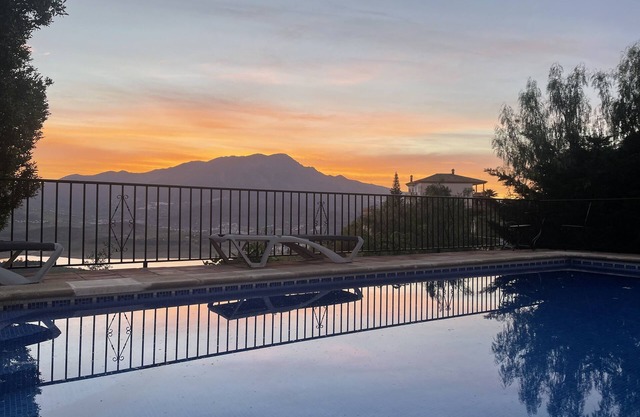 A Family Villa with private pool and large terraces overlooking Lake Vinuela
