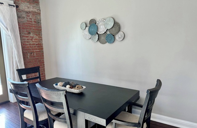 A Gem on the Strand! Steps from Galveston's fine dining and entertainment