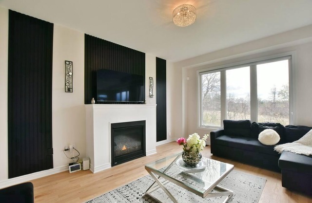 A Grand 3 Bed Room Detached Home in Collingwood for a Relaxed Stay.