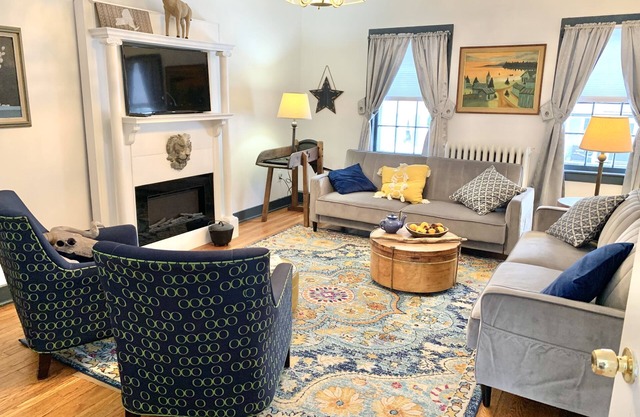 A Haven of Rest in Stately Historic Home Cozy 2nd floor Suite.