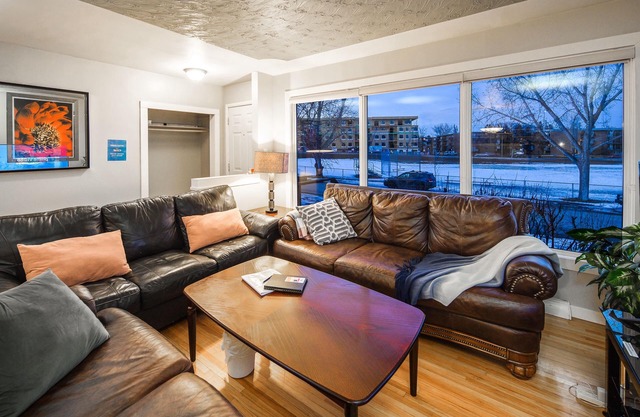 A@Home Entire House By Chinook Mall/LRT/DT/Heritage park/Glenmore Reservoir