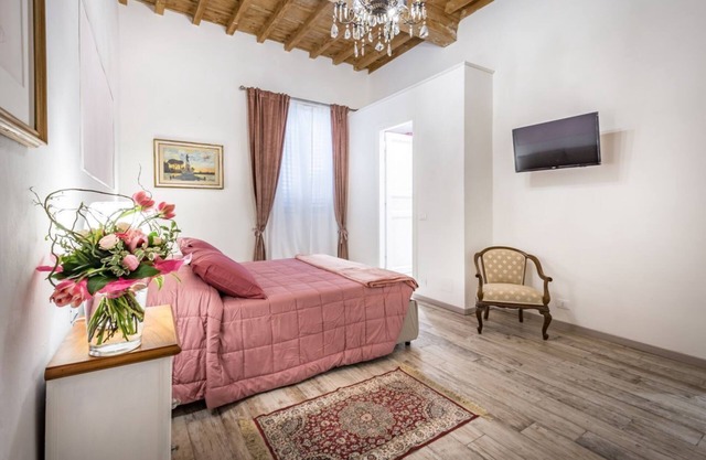 A house on the Florentine riverside by Mmega