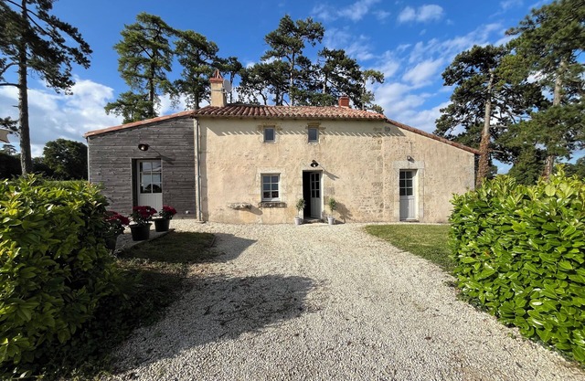 A L'entrée du Parc D'un Château en Vendée, la Maison des Pins Vous Attend !
