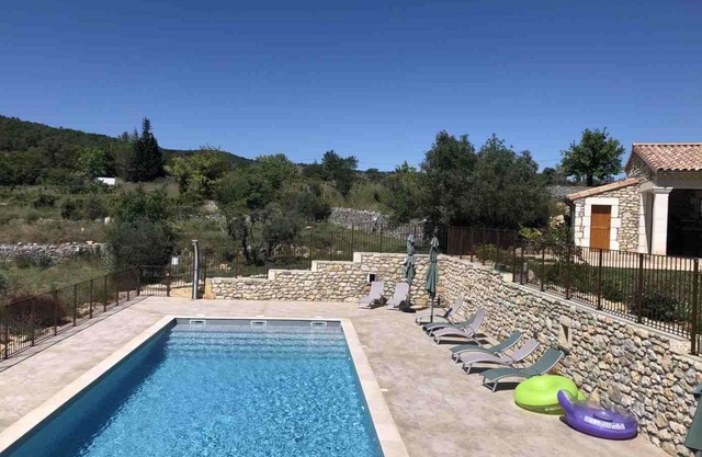 A l'Ombre des Tilleuls, Les Lilas 4-person gîte for rent in quiet village