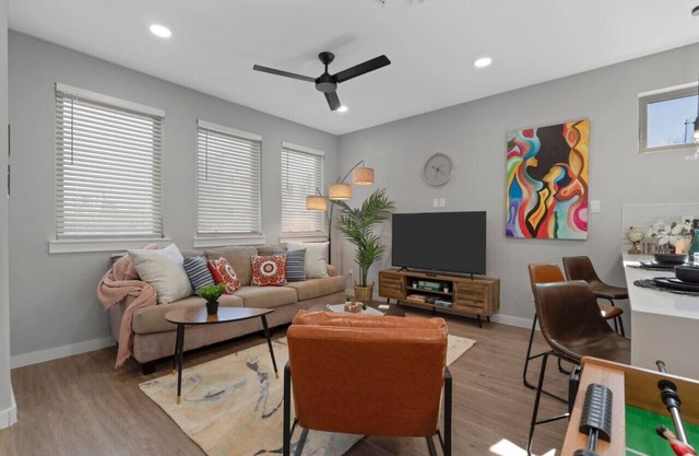 A la mode 2BDTownhouse: 7St Walkable & UltraCool!