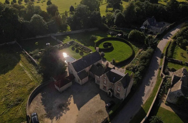 A Large Cotswold Country Retreatnn