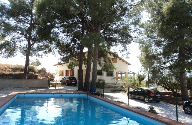 A large house surrounded by nature, ideal for families and groups of friends.
