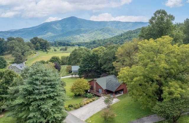 A+ Location , No Clean Fee , Modern , Game Room , Hot Tub , Seasonal Pool