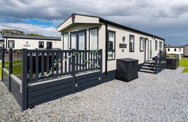 A lodge that sleeps 4 guests in 2 bedrooms