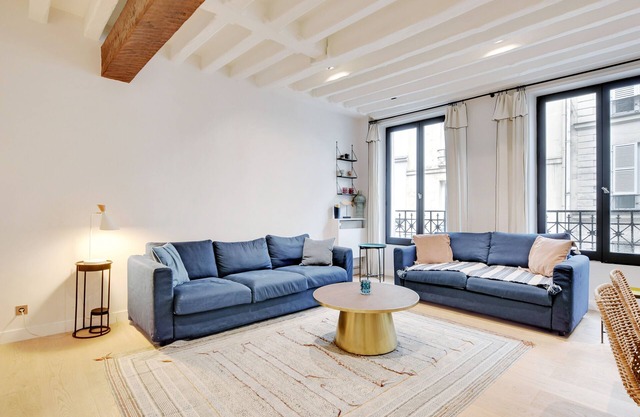 A Luxurious 2-BR1BA in Louvre