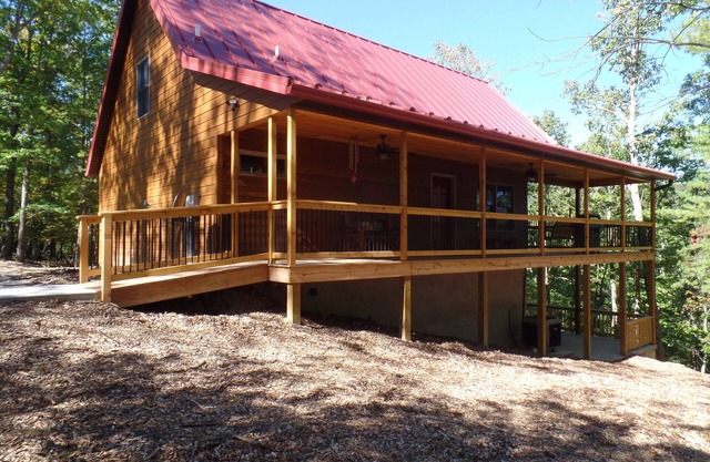 A luxurious cabin quietly tucked away in the woods, pet friendly, WiFi