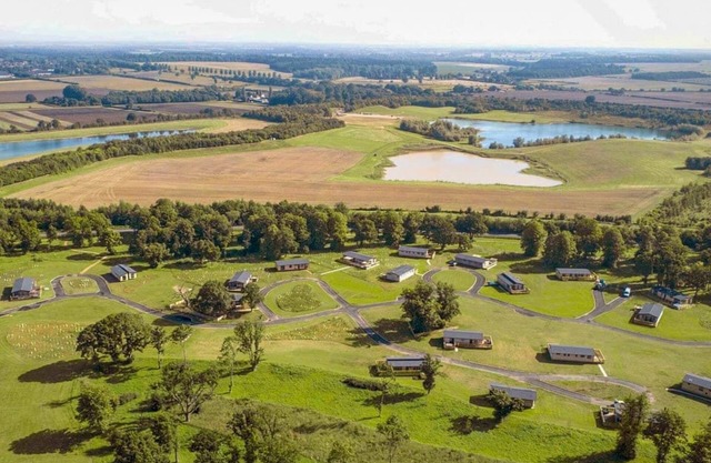 A luxurious lodge with one master double with en suite shower room.