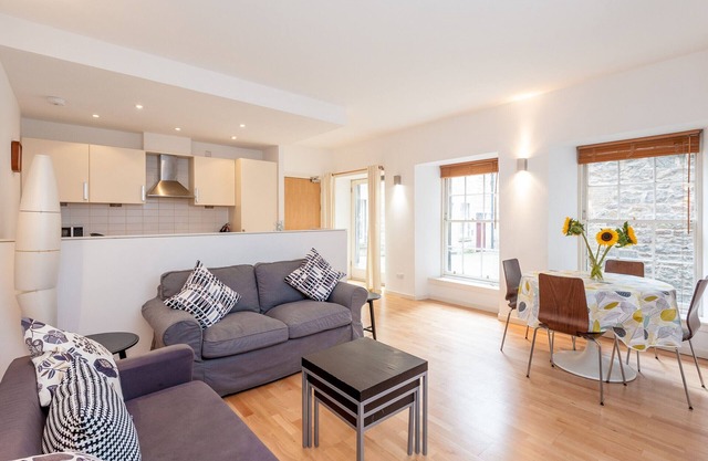 A modern one-bed apartment located in the heart of Edinburgh's Grassmarket. Sleeps 2