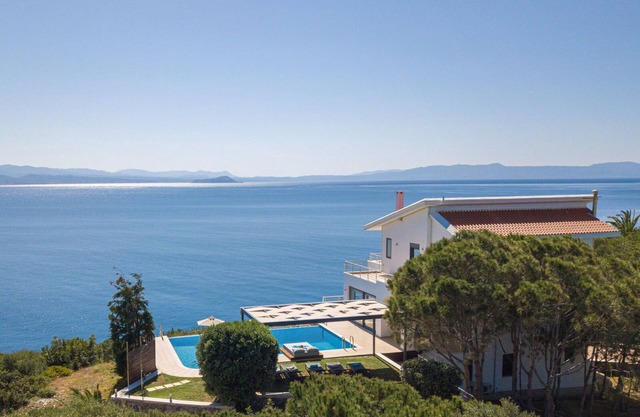 A modern villa with pool, jacuzzi, sauna and gym and breathtaking sea view