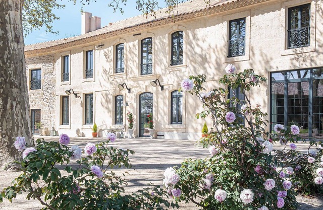 A renovated property near Arles – Sleeps 10