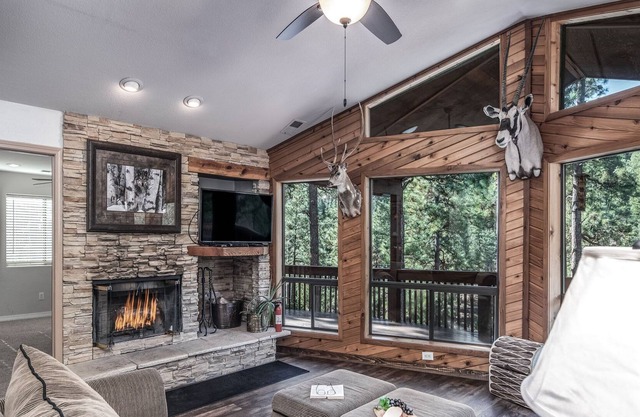 A River Runs Through It, 4 Bedroom, Hot Tub, AC, Wooded, 4 TVs, Pets Allowed