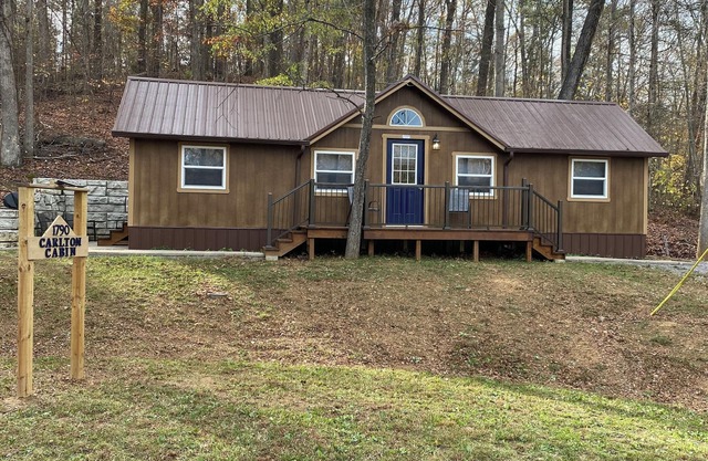 A secluded 1-bedroom cabin in the Shawnee National Forest at the Lake of Egypt.
