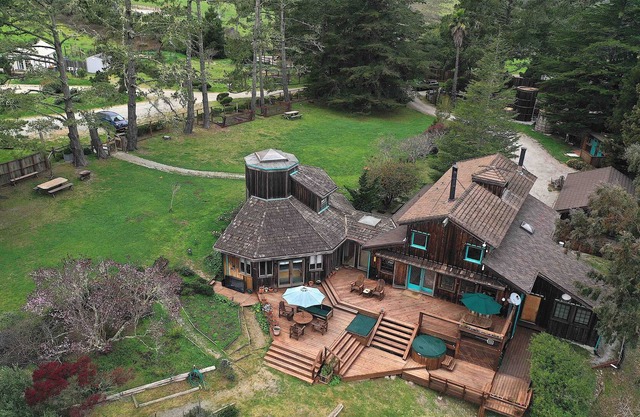 A secluded retreat in the redwoods and near beaches in Half Moon Bay