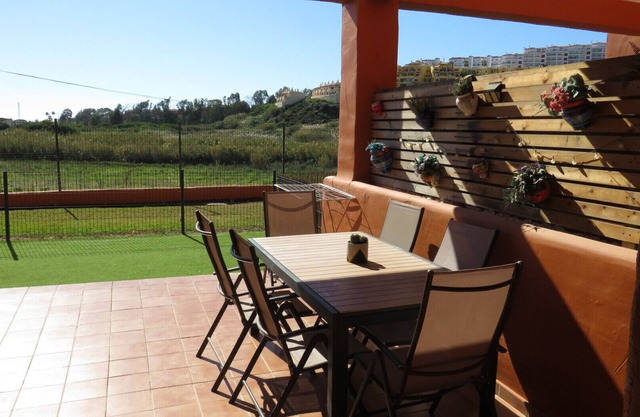 A spacious first floor with views of the vineyards and the sea.