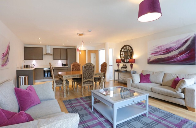 A spacious open plan apartment, in an unbeatable city-centre location. Sleeps 4.