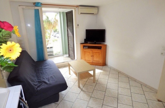 A stone's throw from the beach of Les Sablettes, all on foot, private parking.