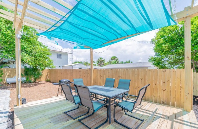 "A Stones Throw" | Less Than 5-Minutes to the Beach | Pet-Friendly