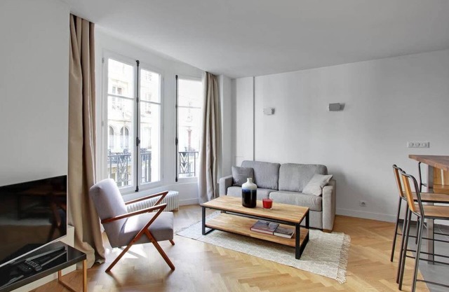 A Stunning 1-BDR in St-Michel/Notre Dame